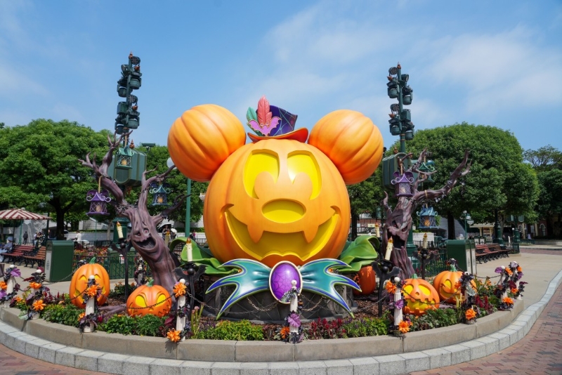 今年香港迪士尼乐园将于9月13日至10月31日举行“Disney Halloween Time”万圣节活动，园内换上主题装饰。