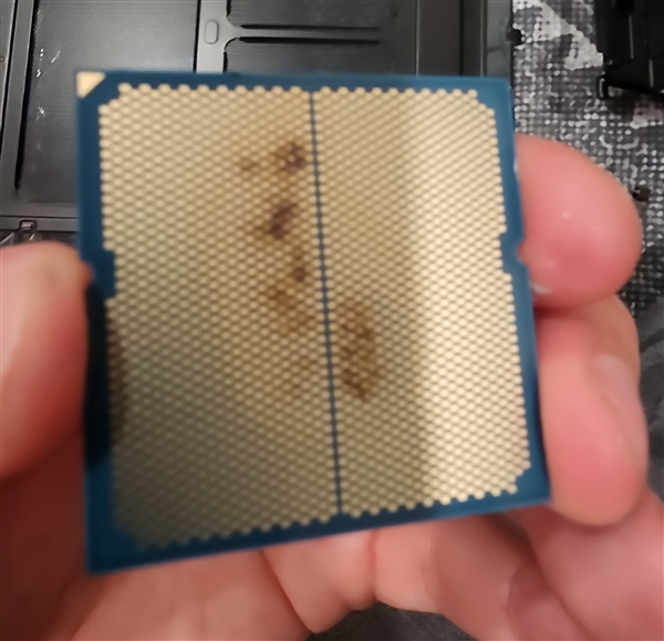 锐龙7 9800X3D首次烧毁！用户承认可能是自己的错