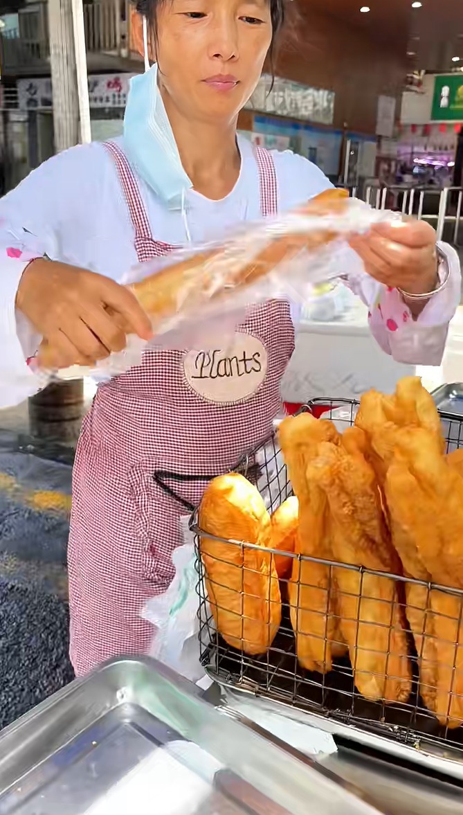 第二间推介的食店是炸油条店.