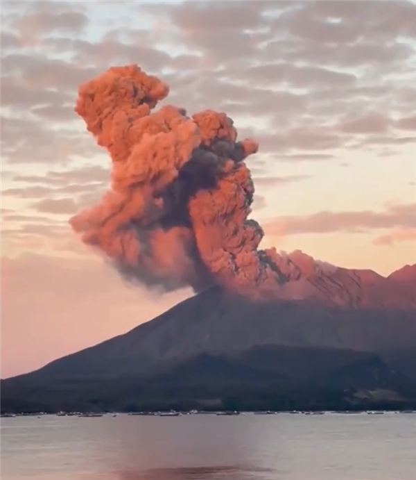 今年已喷40多次 日本樱岛火山再喷发：灰柱高达3400米