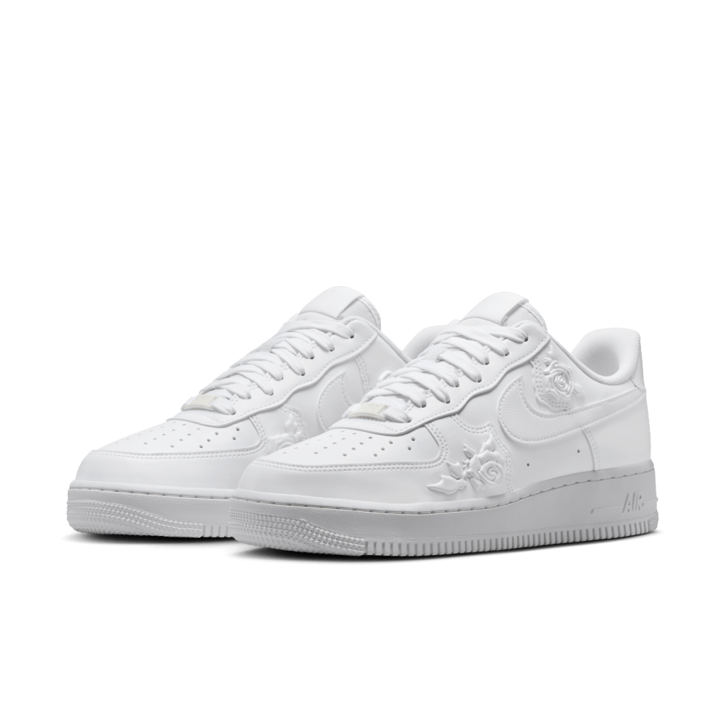 白色Nike Air Force 1 '07鞋身饰以玫瑰压纹等优雅细节