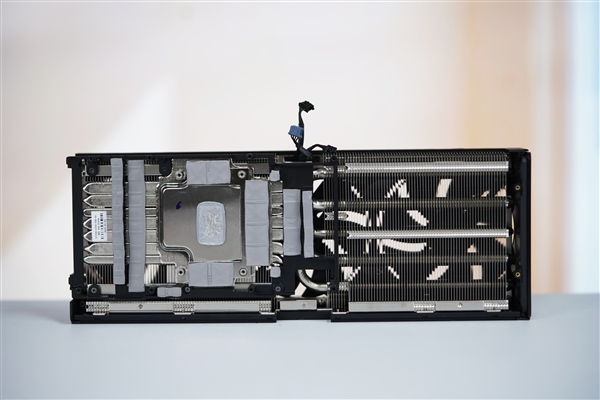 赛博霓虹风！耕升RTX 5070 Ti炫光·超OC显卡图赏