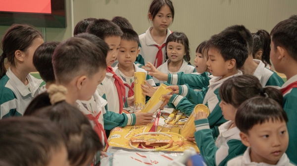  广东实验中学荔湾学校与薰风KUMPOO羽毛球品牌达成战略合作